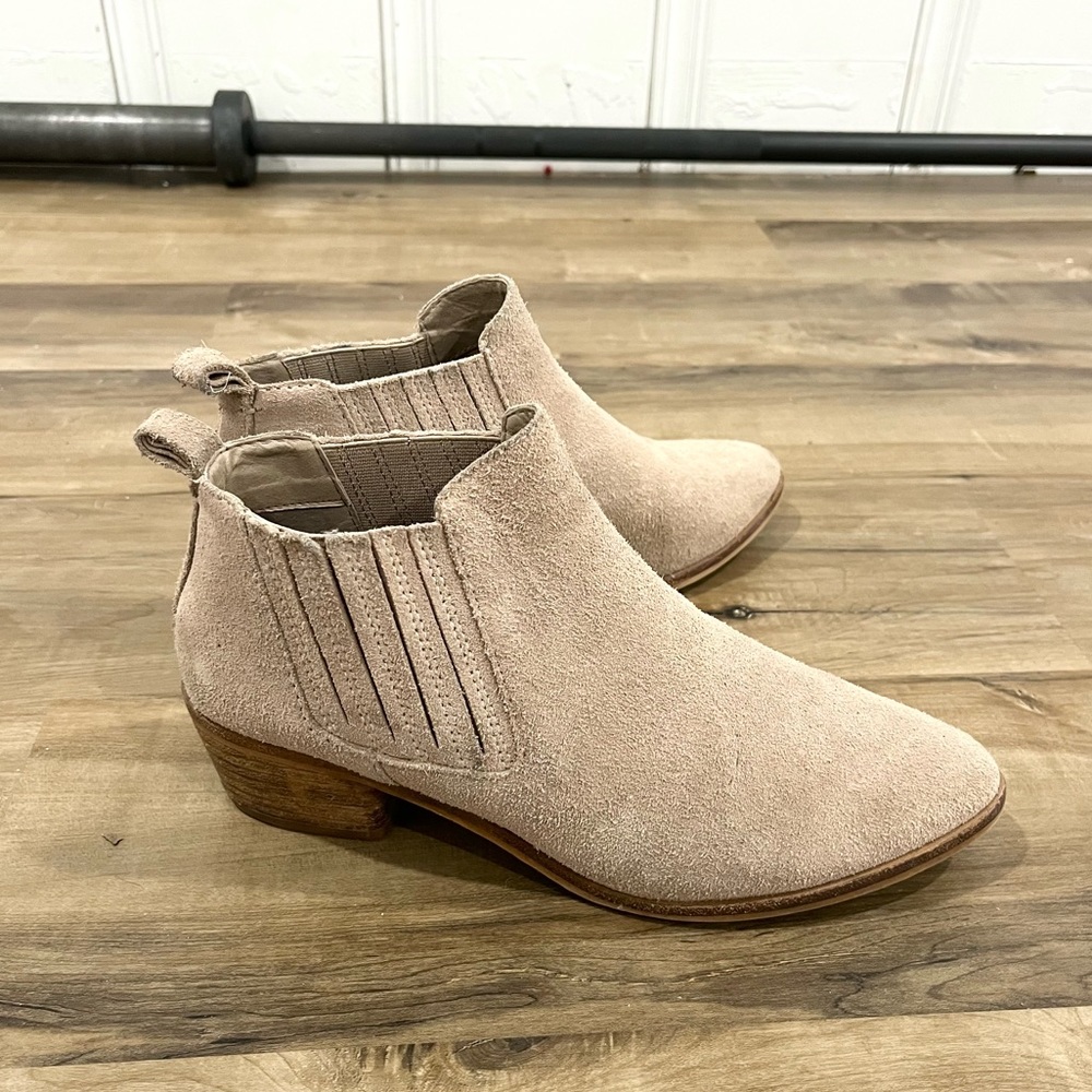 Dolce Vita Suede Ankle Booties - GUC